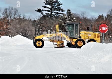 Un opérateur de l'équipement avec le Fort McCoy entrepreneur en déneigement, Kaiyuh Services LLC d'Anchorage, Alaska, efface la neige le 27 février 2019, à Fort McCoy, Wisconsin Wisconsin en hiver peut fournir toutes sortes de mauvaises conditions climatiques, y compris la pluie, neige, grésil ou à tout moment ou même tout en une seule journée. Lorsque cela se produit, le Fort McCoy neige chasse-neige de l'équipe quelle que soit la nature des plats. L'équipe comprend aussi bien que le personnel de la direction des travaux publics. L'équipe contribue à maintenir plus de 400 kilomètres de routes, trottoirs, aires de stationnement et claires pour la main-d'œuvre Fort McCoy peut fonctionner en toute sécurité. (U.S. Ar Banque D'Images