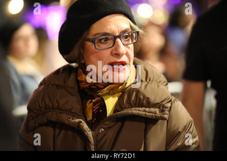 Patti LuPone pic montre : - artiste légendaire caractère maintenant star de société respecte et accueille les fans à l'extérieur du Gielgud Theatre de Londres à l'arrière Banque D'Images
