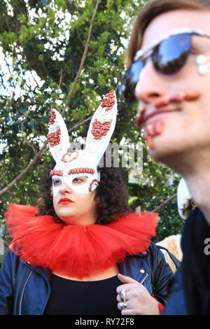 LA NOUVELLE-ORLÉANS, LOUISIANE - 4 mars: Masquerders avec le défilé de Krewe de haricots rouges dans le quartier de Treme pendant Mardi gras sur 4 mars 2019. Banque D'Images