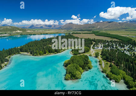 Lac Ruataniwha et lac Ruataniwha Holiday Park (à droite), Mackenzie Country, île du Sud, Nouvelle-Zélande - vue aérienne Banque D'Images