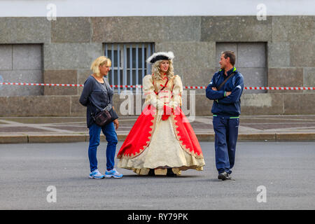 Saint Petersburg, Russie - le 10 septembre 2017 : femme artiste habillé en robe période approchant les touristes pour prendre des photos en face de la Banque D'Images