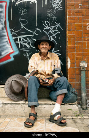 Personnes âgées latino man sitting on stairs. La ville de Panama, Panama. Oct 2018 Banque D'Images