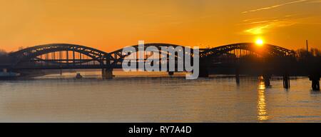 Freeport Pont de l'Elbe, l'acier pont sur l'Elbe au coucher du soleil, Hambourg, Allemagne Banque D'Images