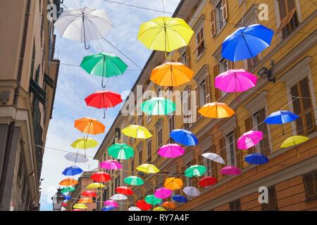 Parapluies flottantes aux couleurs vives entre les bâtiments, Gênes, ligurie, italie Banque D'Images