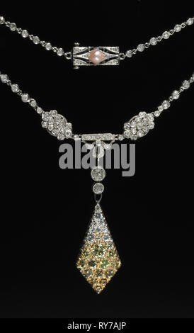 Collier, c. 1900-20. Nord, 20e siècle. Le grenat démantoïde, diamants, perle, or, platine ; Total : 24 x 3 x 0,5 cm (9 7/16 x 1 3/16 x 3/16 po Banque D'Images