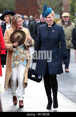 Zara Tindall (à droite) au cours de la journée Champion 2019 Cheltenham Festival à l'Hippodrome de Cheltenham. Banque D'Images
