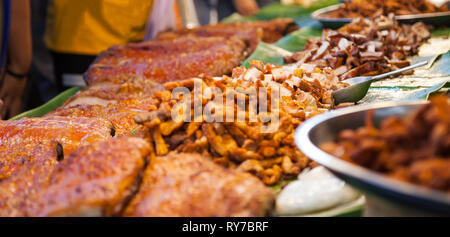 Des variétés asiatiques traditionnels thaï délicieux aliments de rue, Croustillant délicieux biftecks de ventre dans nuit marché alimentaire. Billet d'alimentation, de l'Asie la culture, Comf Banque D'Images