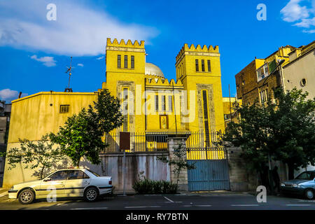 Église catholique Saint Joseph de Téhéran de l'Assyrien avec porte fermée Banque D'Images