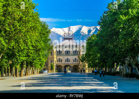 Téhéran Sardar-e Bagh-e Jardin National University of Art Composés du ministère des Affaires étrangères avec des sommets enneigés Mont Alborz Banque D'Images