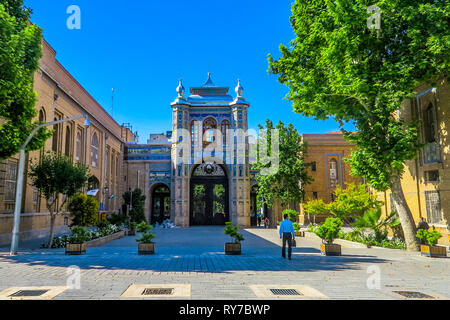 Téhéran Sardar-e Bagh-e porte du jardin national à la lumière du jour Banque D'Images