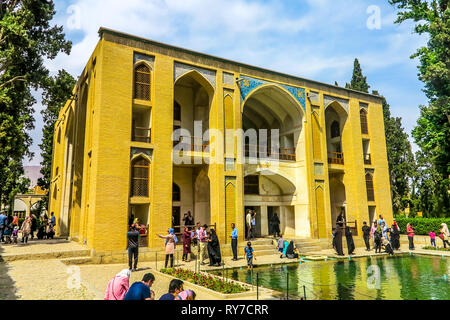 Kashan Bagh-e Fin Jardin avec Palace Kushak et foule Banque D'Images