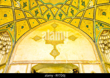 La mosquée Agha Bozorg Kashan persan en forme de croix Inscription lettres Porte d'entrée Banque D'Images