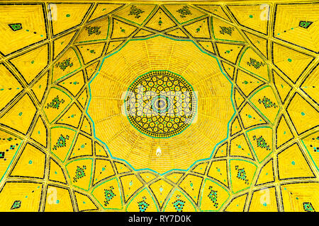 Kashan Agha Bozorg Plafond carreaux de couleur jaune de la Mosquée Banque D'Images