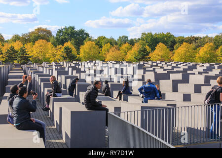 Le 29 septembre 2018. Berlin, Allemagne. Mémorial aux victimes de l'Holocauste. Les touristes, les jeunes et les enfants sont assis sur les pierres du souvenir. Banque D'Images