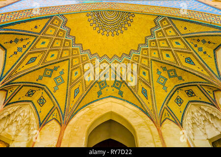 La mosquée Agha Bozorg Kashan les carreaux de couleur jaune porte Plafond Banque D'Images