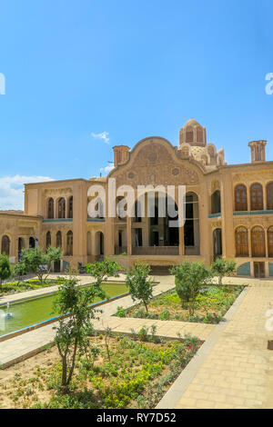 Kashan Boroujerd Maison historique cour intérieure, vue frontale avec étang Fontaine Banque D'Images