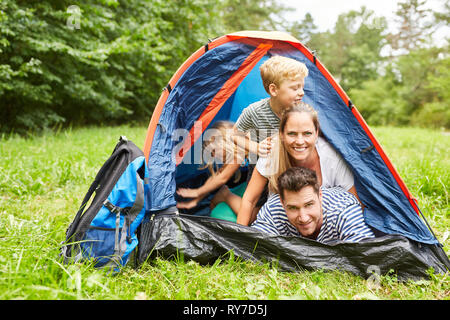 Famille avec deux enfants sur un camping camping d'été Banque D'Images