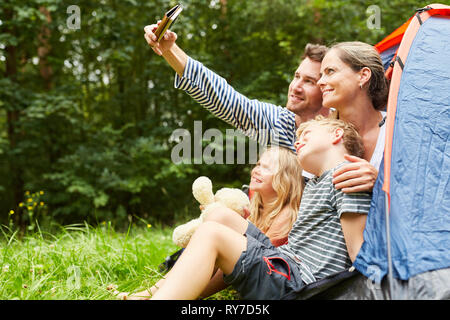 Famille avec enfants est une tente en selfies en camping en été locations Banque D'Images