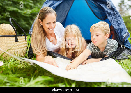 La mère et les deux enfants du camping avec un site sur les vacances d'été Banque D'Images