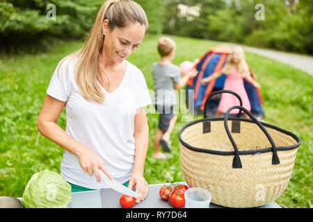 Coupe légumes mère pour un pique-nique tout en camping en vacances en été Banque D'Images