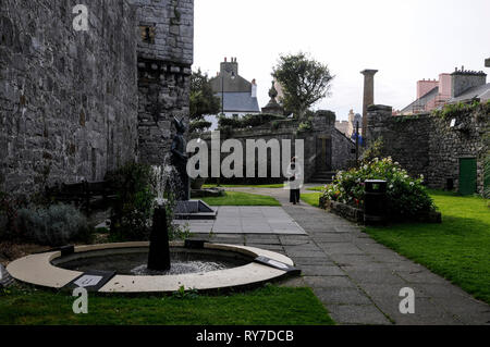 Les haut-parleurs Jardin aux 12ème/13ème siècle bâti médiéval château Rushen dans le centre de Castletown sur la côte sud de l'île de Man, la Grande-Bretagne. Banque D'Images