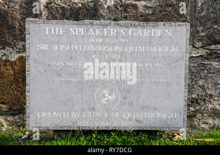 Une plaque dans le jardin haut-parleurs aux 12ème/13ème siècle bâti médiéval château Rushen dans le centre de Castletown sur la côte sud de l'île de Ma Banque D'Images