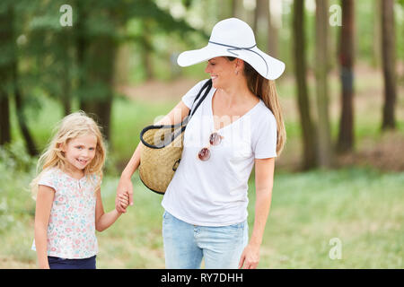 Mère et fille faire une randonnée ensemble dans les vacances d'été Banque D'Images