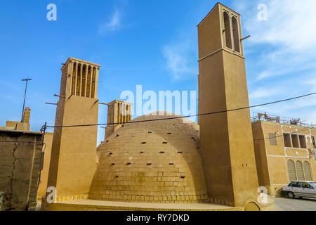 Yazd Vieille Ville Badgir Windcatcher réservoir d'eau refroidie par le vent de Perse Banque D'Images