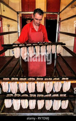 Le poisson cru en préparation pour fumer à Moors le poisson, une entreprise familiale depuis 1770, dans la région de Peel sur la côte ouest de l'île de Man, la Grande-Bretagne. Quelques Banque D'Images