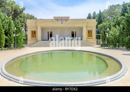 Yazd Atashkadeh Atash Behram temple Zoroastrien Point Vue frontale avec étang Banque D'Images