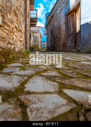 Une rue calme dans un vieux village de Pano Lefkara. District de Larnaca, Chypre Banque D'Images