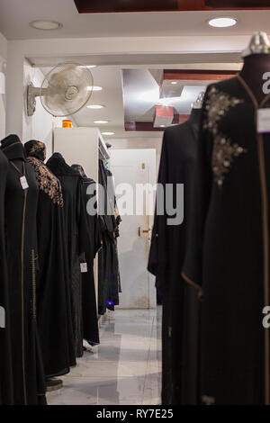 Tchador noir dans un magasin à Muscat, Oman Banque D'Images