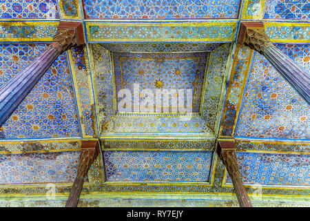 Isfahan Bagh-e Chehel Sotoun quarante colonnes Palace avec piliers en bois et plafond ornementé de couleur bleu Banque D'Images