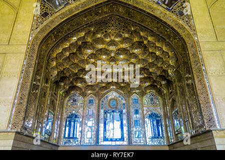 Isfahan Bagh-e Chehel Sotoun quarante colonnes de couleur Golden Palace Muqarna Nid d'Ahoopay Stalactite Vaulting Banque D'Images