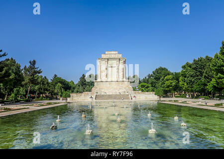 Tus tombe de Ferdowsi, vue frontale avec fontaines et piscine Banque D'Images