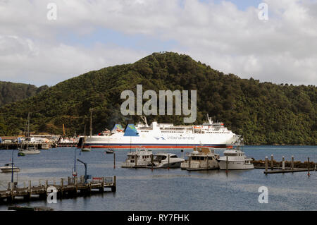 Le Picton InterIslander laissant à traverser le détroit de Cook, la connexion de la Nouvelle-Zélande les îles du nord et du Sud. Le traversier transporte des passagers et fret. Banque D'Images