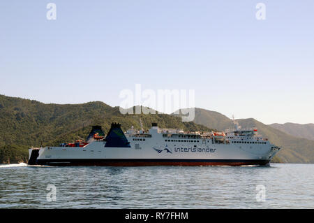 Le Picton InterIslander laissant à traverser le détroit de Cook, la connexion de la Nouvelle-Zélande les îles du nord et du Sud. Le traversier transporte des passagers et fret. Banque D'Images