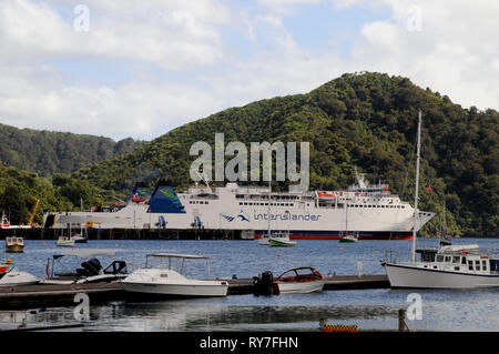 Le Picton InterIslander laissant à traverser le détroit de Cook, la connexion de la Nouvelle-Zélande les îles du nord et du Sud. Le traversier transporte des passagers et fret. Banque D'Images