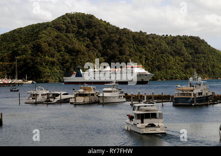 Le Picton InterIslander laissant à traverser le détroit de Cook, la connexion de la Nouvelle-Zélande les îles du nord et du Sud. Le traversier transporte des passagers et fret. Banque D'Images