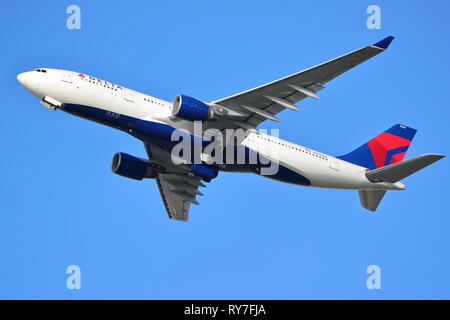 Delta Air Lines Airbus A330 N852NW décollant de l'aéroport Heathrow de Londres, UK Banque D'Images