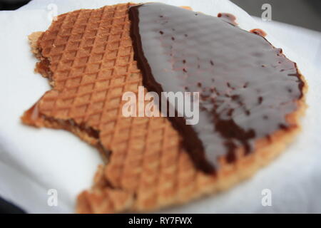 Stroopwafel, un dessert typiquement néerlandais. semblable à un biscuit à la cannelle Banque D'Images