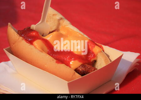 Généralement sandwich mangé en Hollande, faite à Amsterdam. petit pain farci au poisson frais pêché juste, frits et inséré. prêt à être mangé Banque D'Images