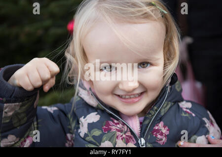 Young Girl making fist frappe avec la main malicieusement vers l'appareil photo Banque D'Images