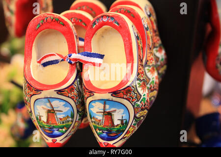 Souvenirs et cadeaux en provenance des Pays-Bas. Chaussures Sabots d'Amsterdam. Banque D'Images
