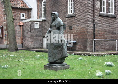 Jardin secret des beghine d'amsterdam. statue au milieu de la verdure dans le quartier silencieux et réservés habitées par des gens religieux Banque D'Images