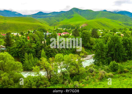 Ala Archa Parc National alpin avec paysage de montagnes de Tian Shan Forest River Banque D'Images