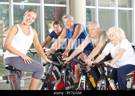 Groupe de personnes âgées au formation de remise en forme dans le centre de réadaptation avec fitness trainer Banque D'Images