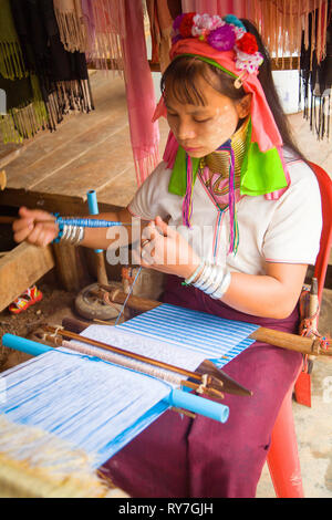 Femme Kayan en costume traditionnel le tissage à la main le tissu sur un métier à tisser à la main. Ban Huai Seau Tao village NV Thaïlande (Mae Hong Son). La Thaïlande. Banque D'Images