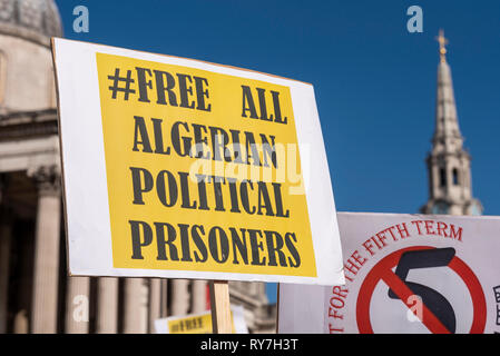 Protestation de l'Algérie a eu lieu à Trafalgar Square London, UK exigeant le président Abdelaziz Bouteflika s démission immédiate et un gouvernement démocratique Banque D'Images