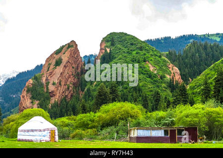 Jeti Oguz Resort Paysage avec Broken Heart Rock Montagnes Terskey Ala trop Camp de yourte Banque D'Images